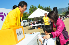 抽選会・表彰式の様子